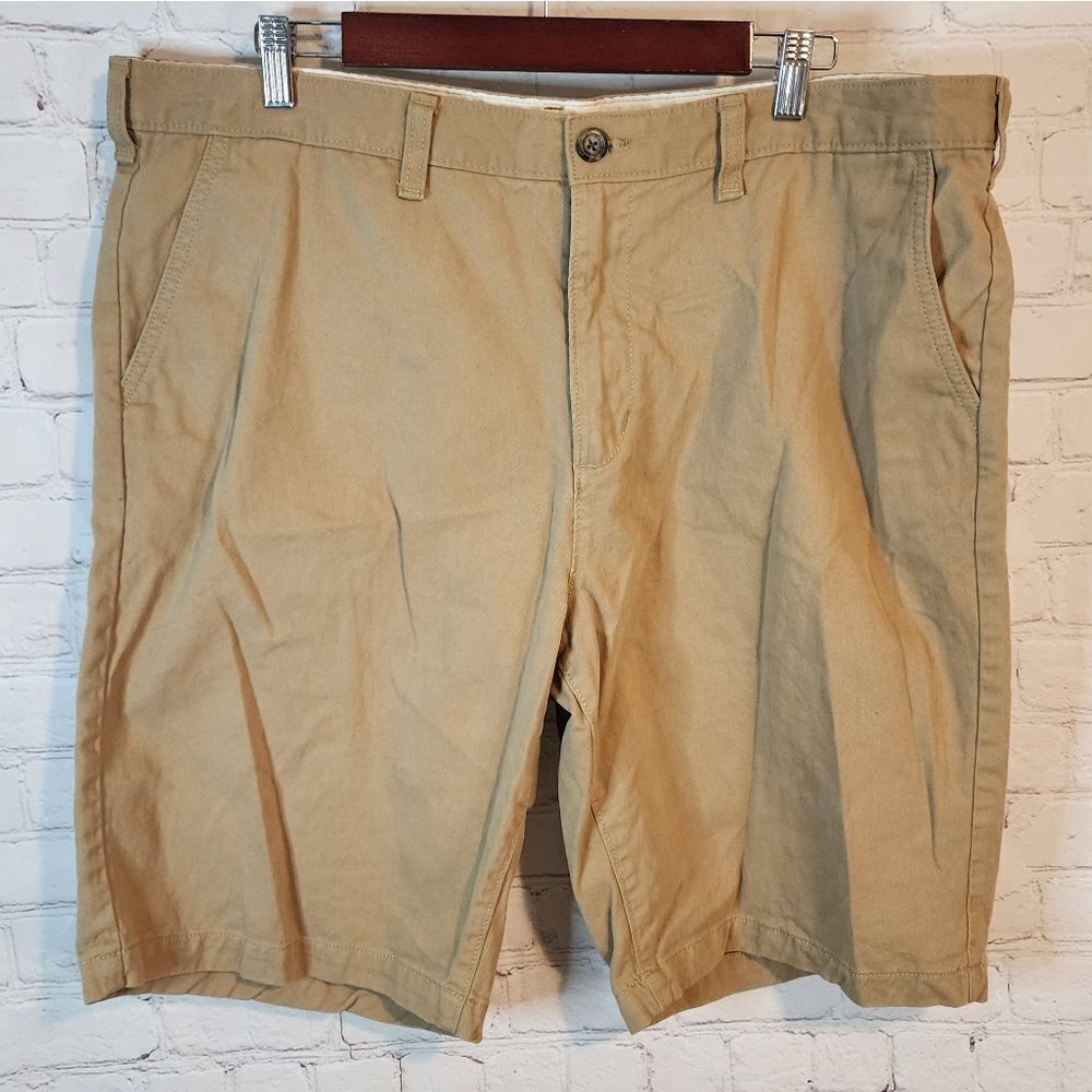 Men's Eddie Bauer khaki "LegendWash" shorts, size 40